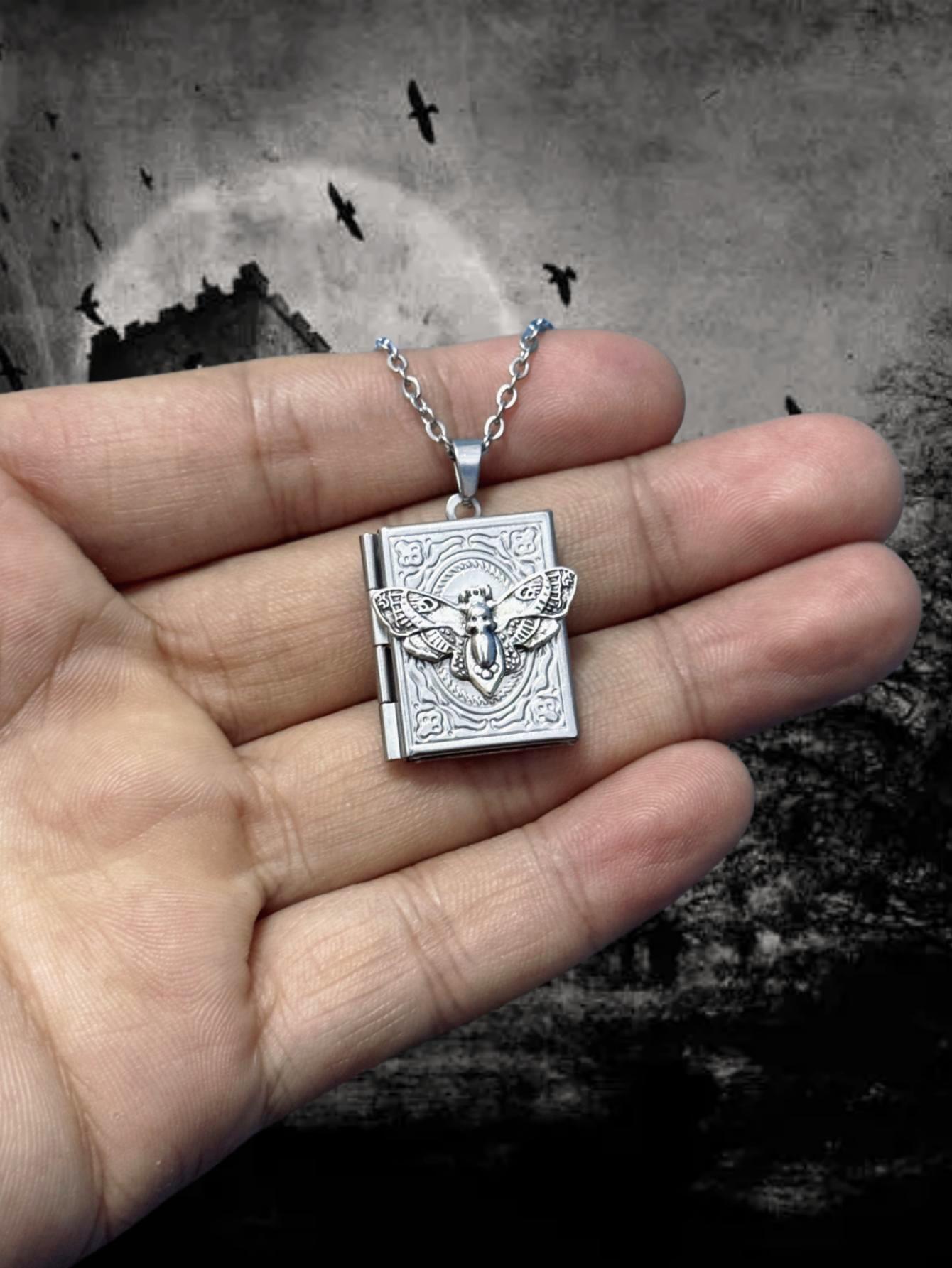 Gothic Book Animal Necklace, P - Vintage Fashion Books ulasan dan harga