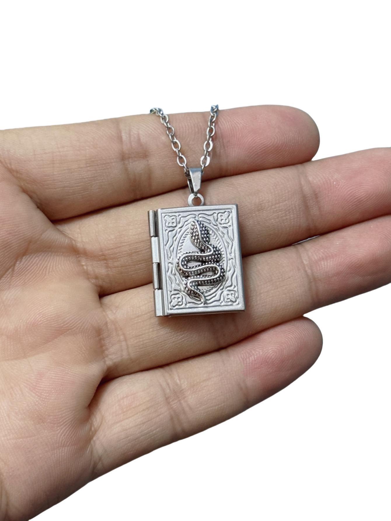 Gothic Book Animal Necklace, P - Vintage Fashion Books ulasan dan harga